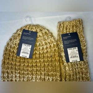 NWT Womens Hat and Mitt Set **FIRM**